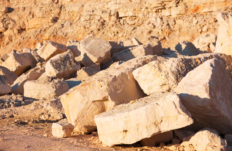 Construcción de muro de escollera con piedra natural en terreno con desnivel