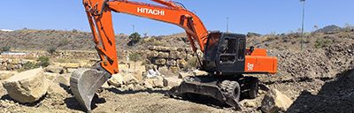 Excavadora realizando movimientos de tierra en La Axarquía Málaga - MURES