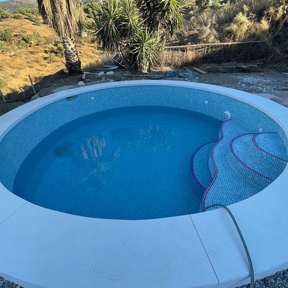 Piscina de hormigón impreso llave en mano en Costa del Sol - Construcción MURES Málaga