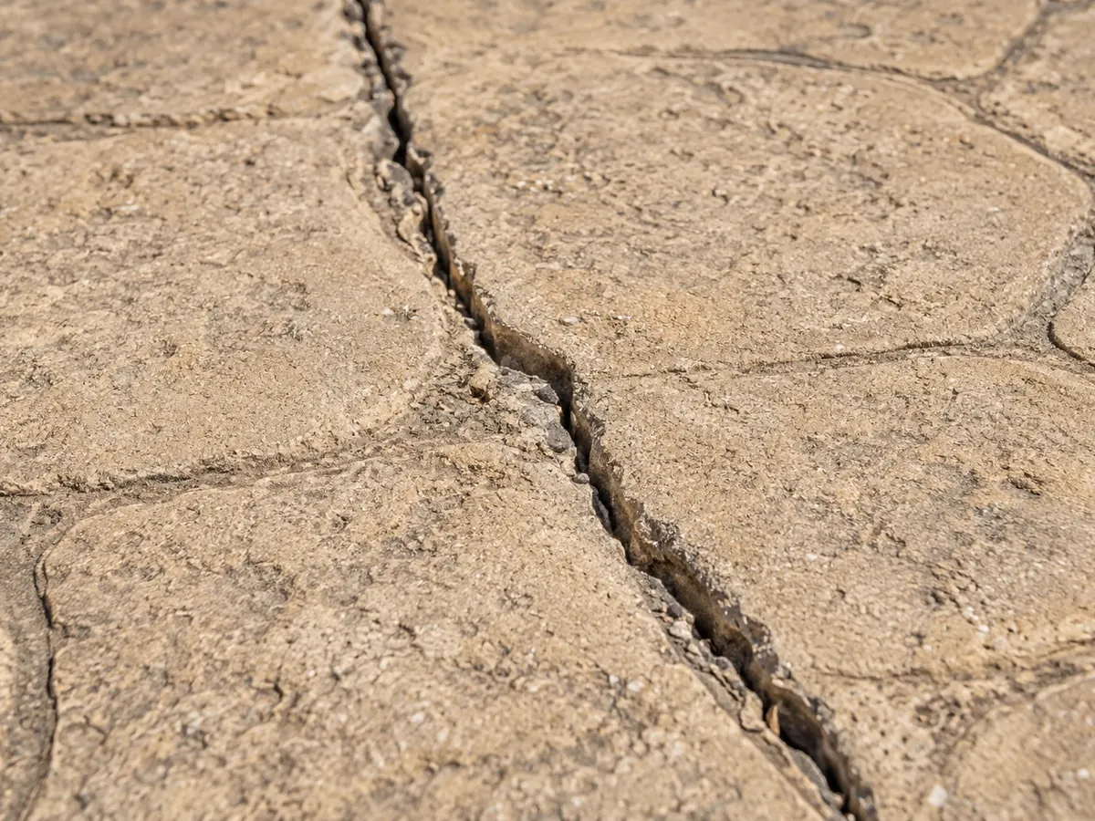 Grieta con hundimiento en hormigón impreso