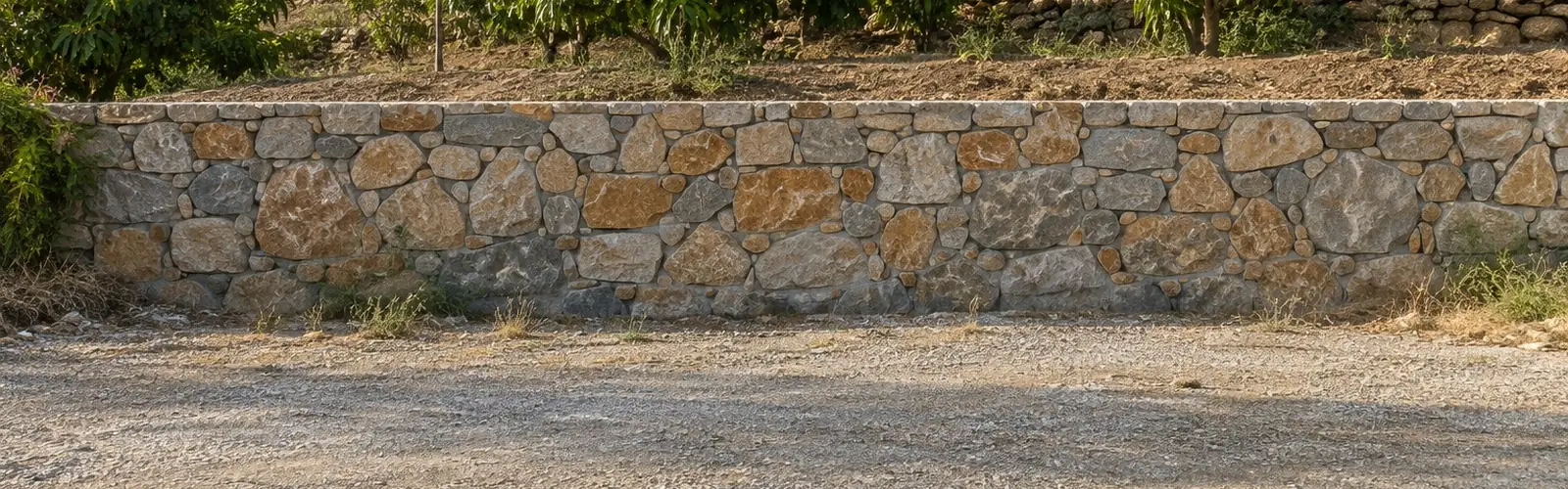 Muros de mampostería y balates en la Axarquía