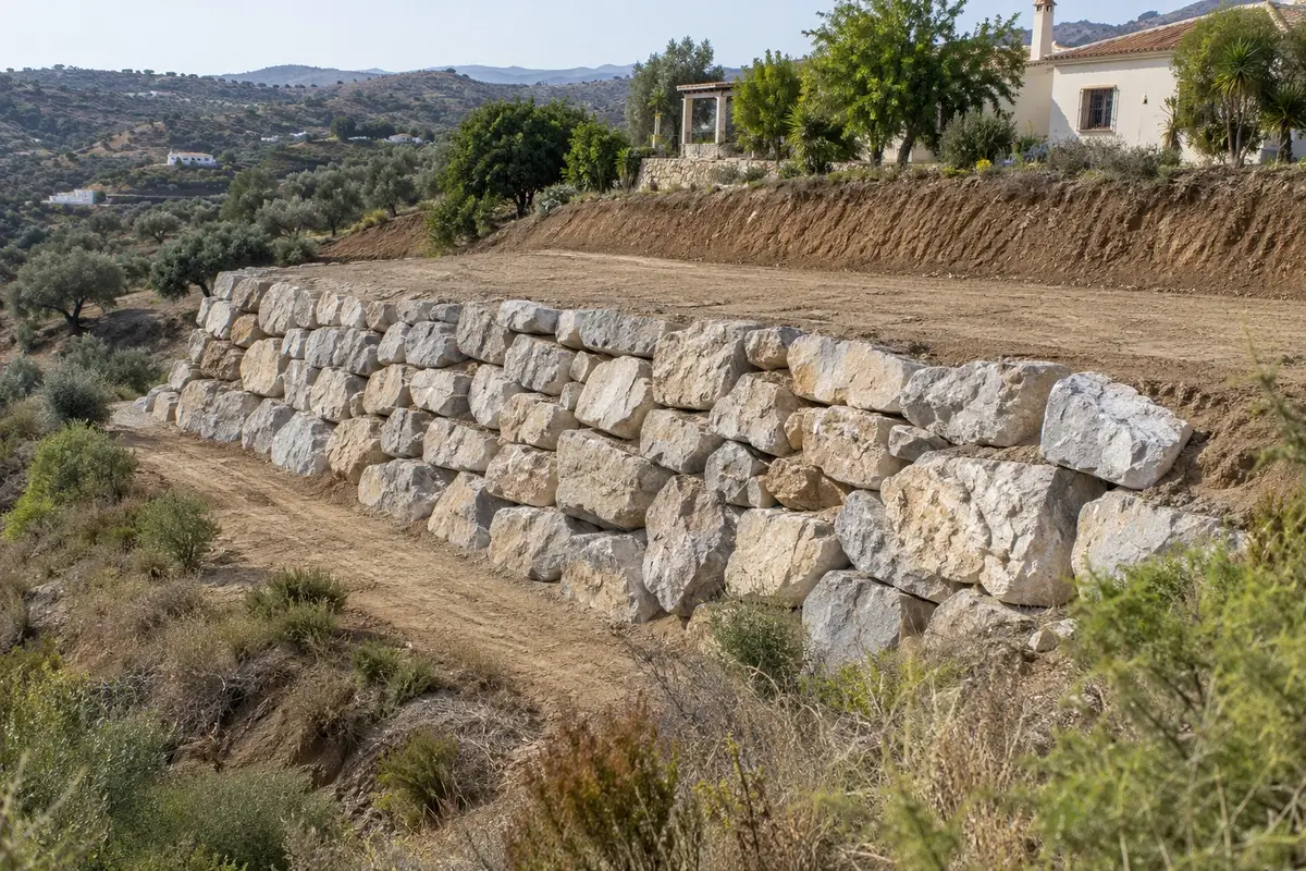 Muro de escollera de grandes bloques de piedra natural