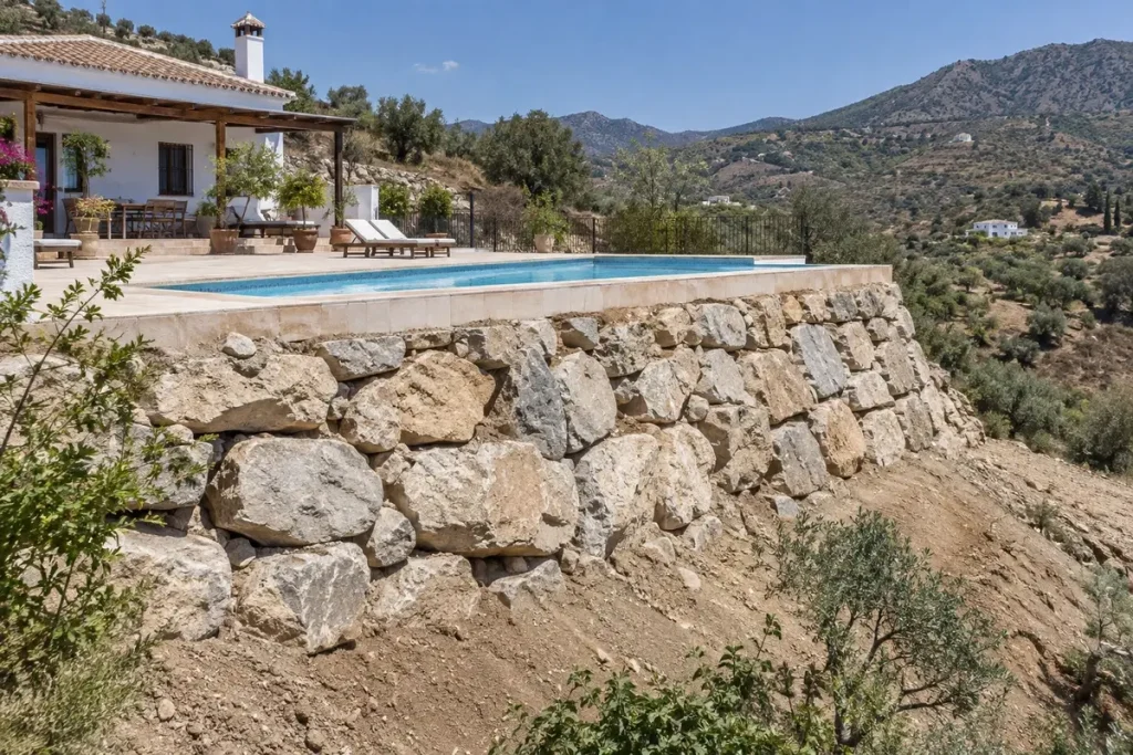 Pool terrace with an escollera wall in Cártama