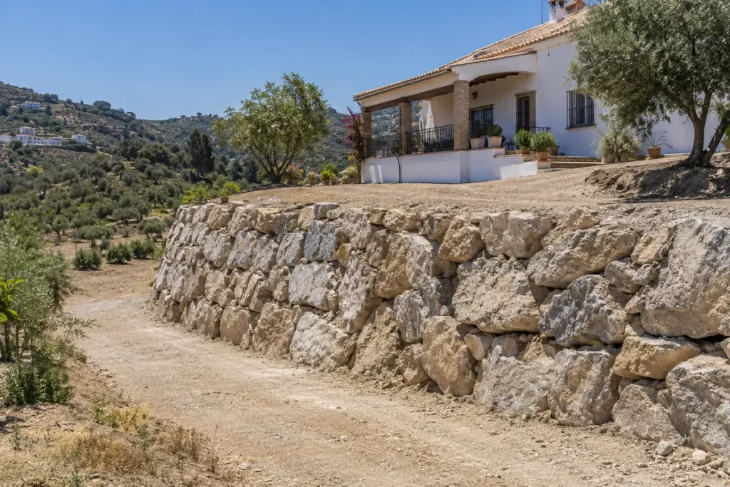 Escollera wall next to a house in Villanueva de la Concepción