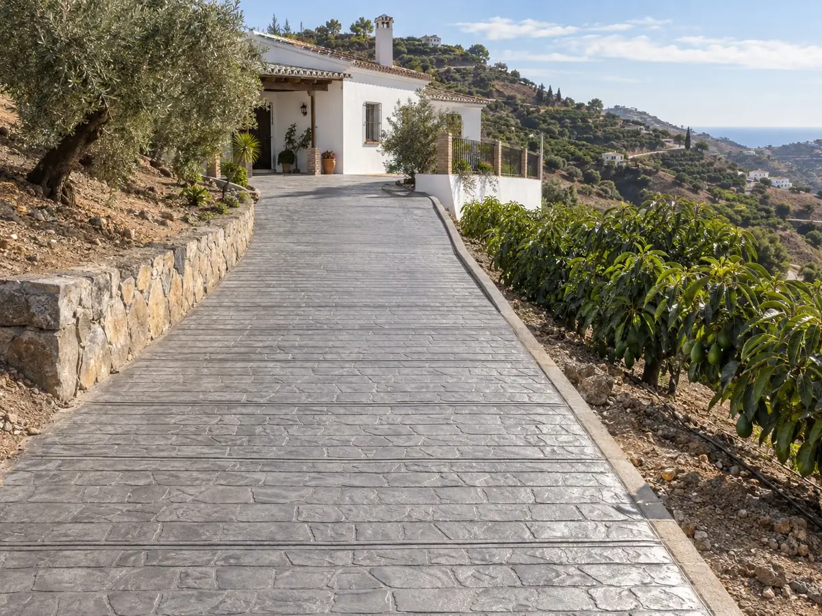 Rampa de hormigón impreso en ladera
