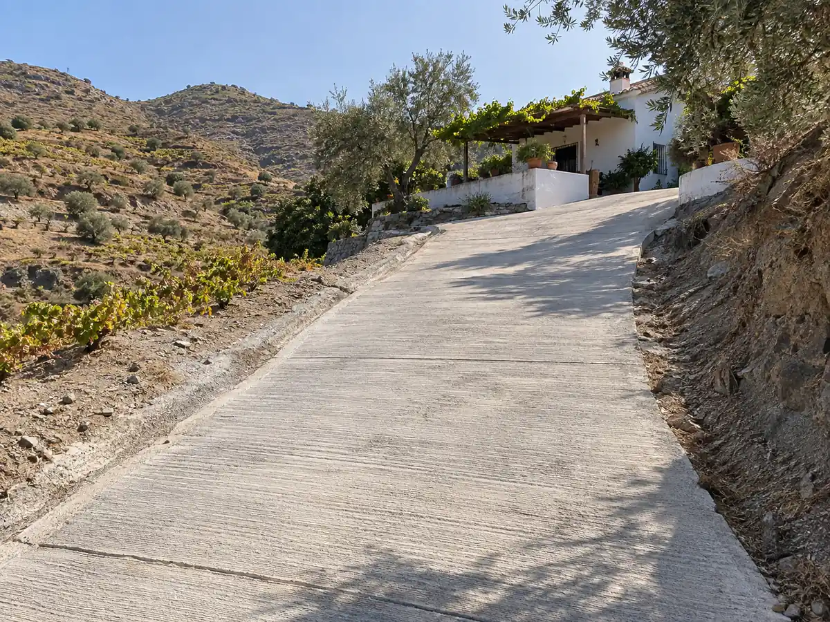 Rampas de hormigón y entradas de coches 28 Entrada a casa de campo en Moclinejo con portón de hierro