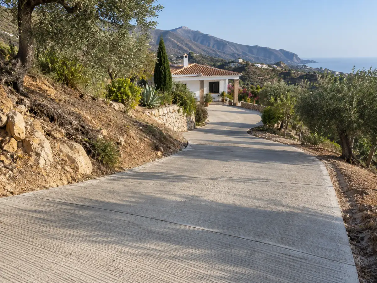 Rampas de hormigón y entradas de coches 26 Acceso hormigonado a una villa en Nerja