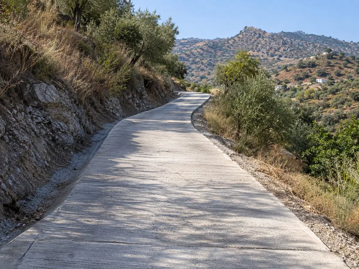 Arreglo de carriles en Málaga Este: carril con pendiente hormigonado en Olías, Málaga