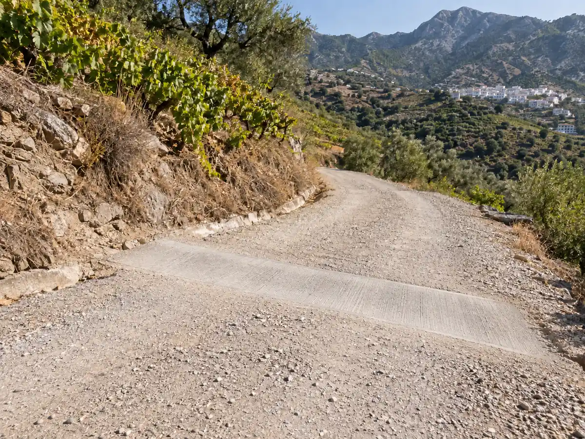 Badén de hormigón en un carril de montaña de Cómpeta
