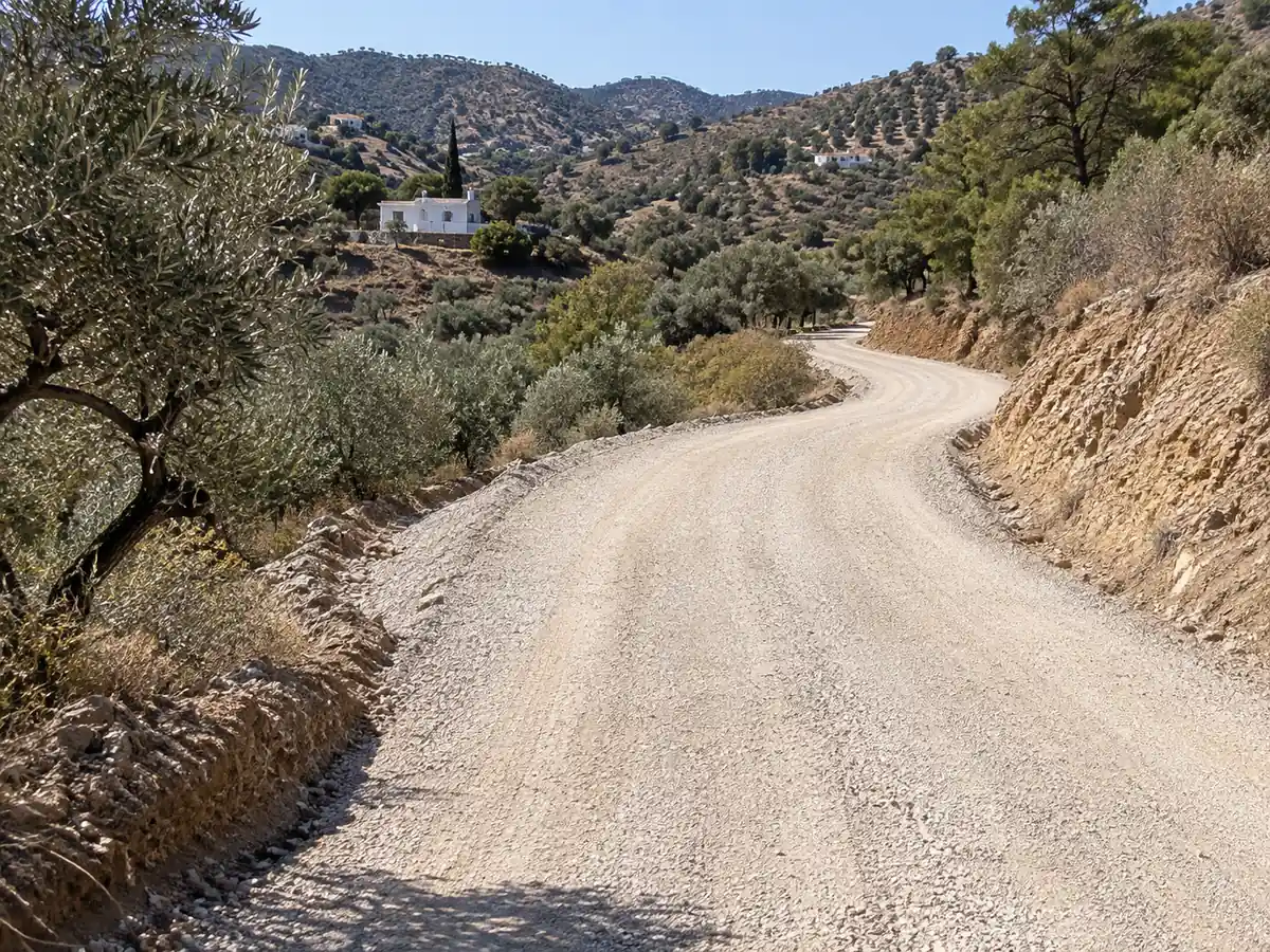 Camino de tierra arreglado con zahorra en los Montes de Málaga