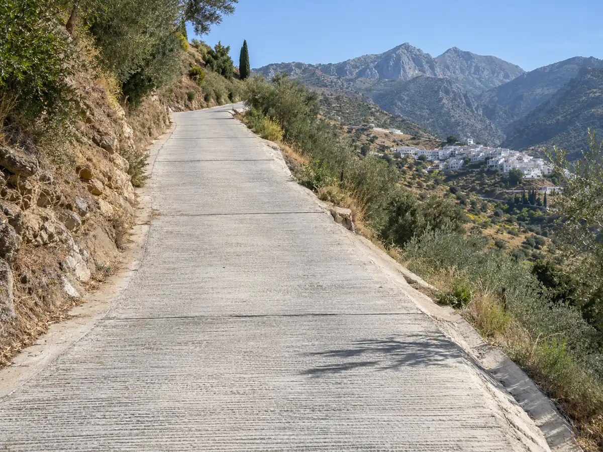 Arreglo de carriles en Frigiliana: carril de hormigón con mucha pendiente en el campo de Frigiliana