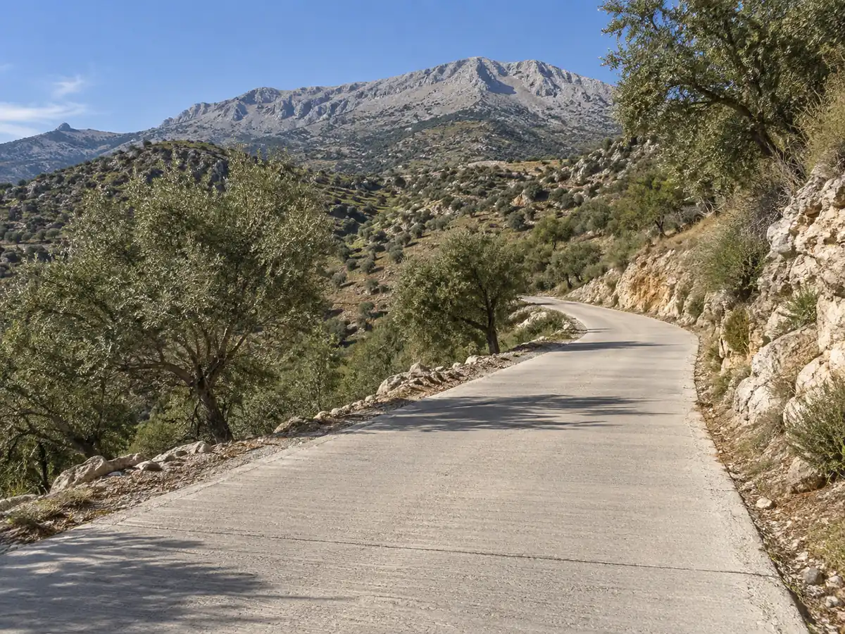 Arreglo de carriles en Canillas de Aceituno: carril de montaña hormigonado bajo La Maroma, Canillas de Aceituno