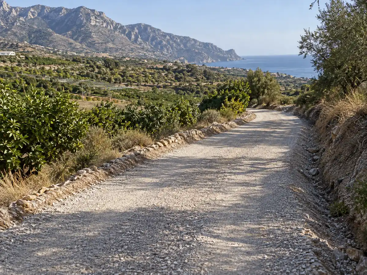 Carril rural con zahorra compactada en el campo de Maro, Nerja