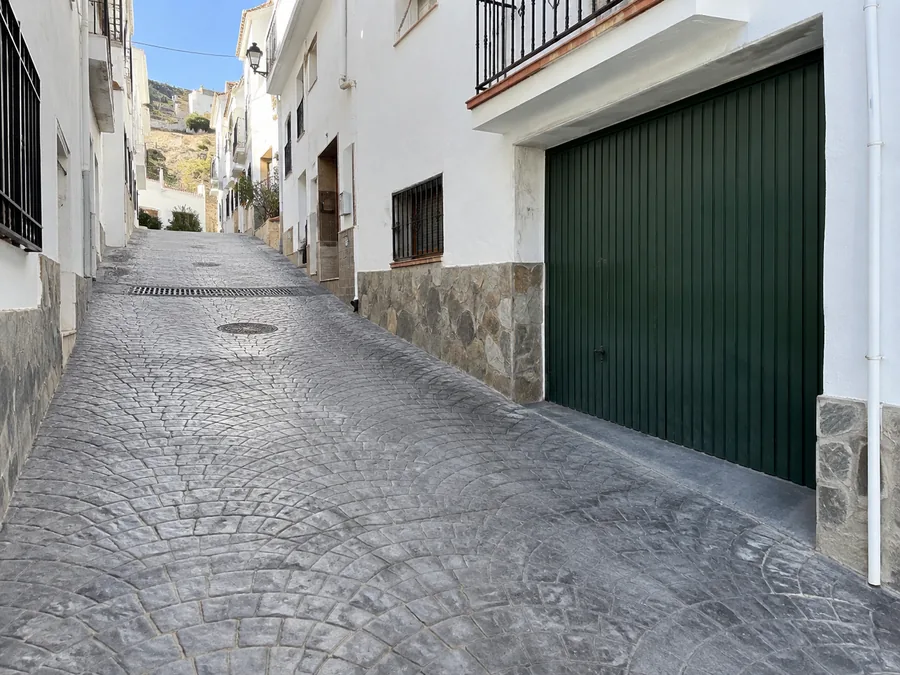 Entrada de garaje de hormigón impreso con relieve antideslizante en Algarrobo
