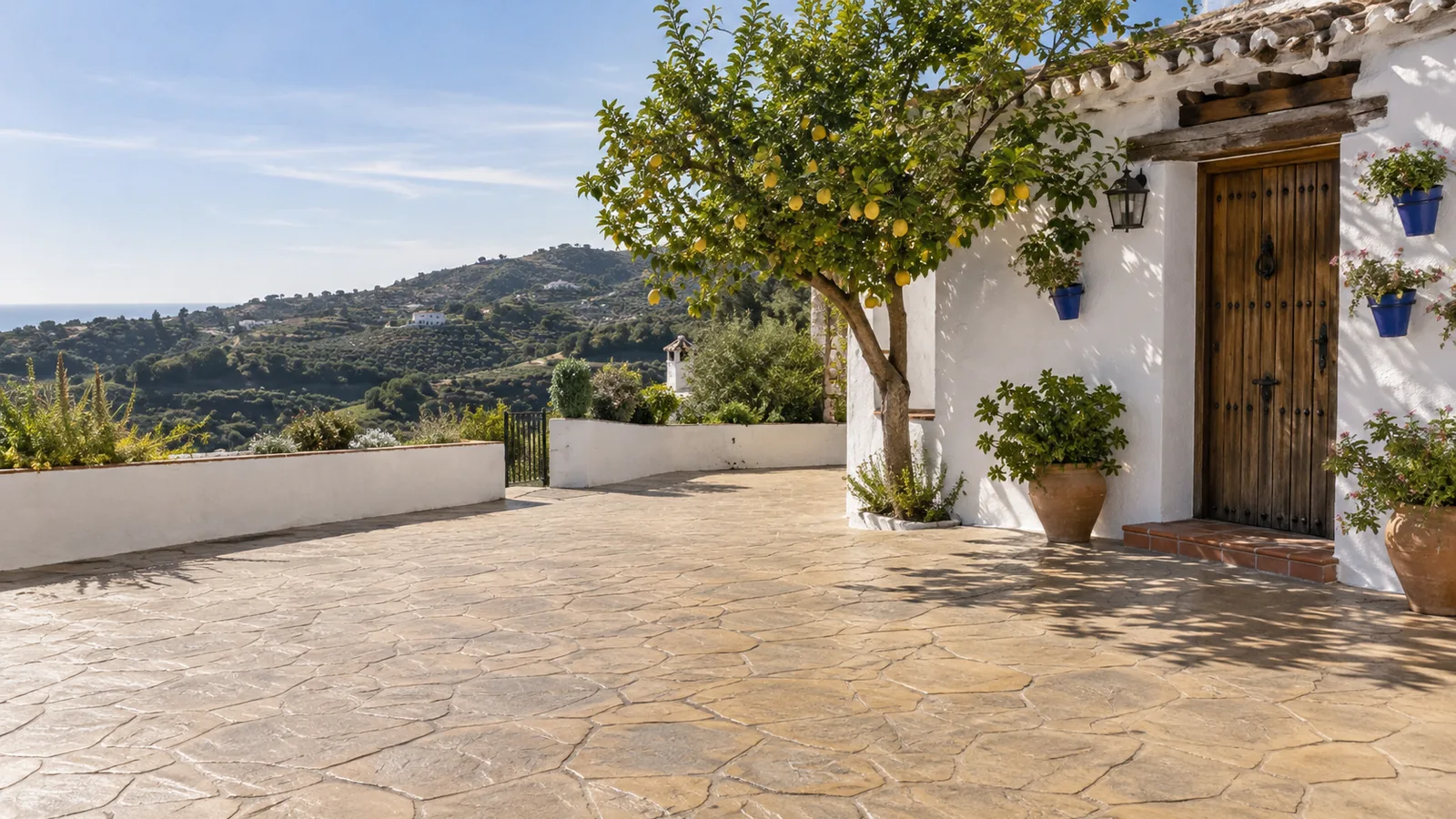 Patio de vivienda en Algarrobo con suelo de hormigón impreso color arena recién terminado