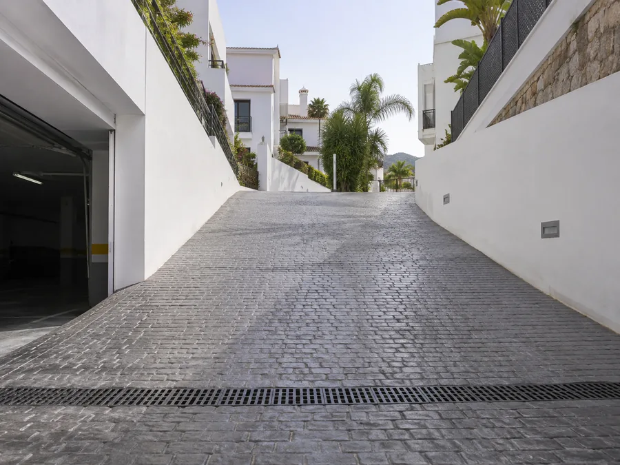 Entrada de garaje de hormigón impreso con relieve antideslizante en Almuñécar
