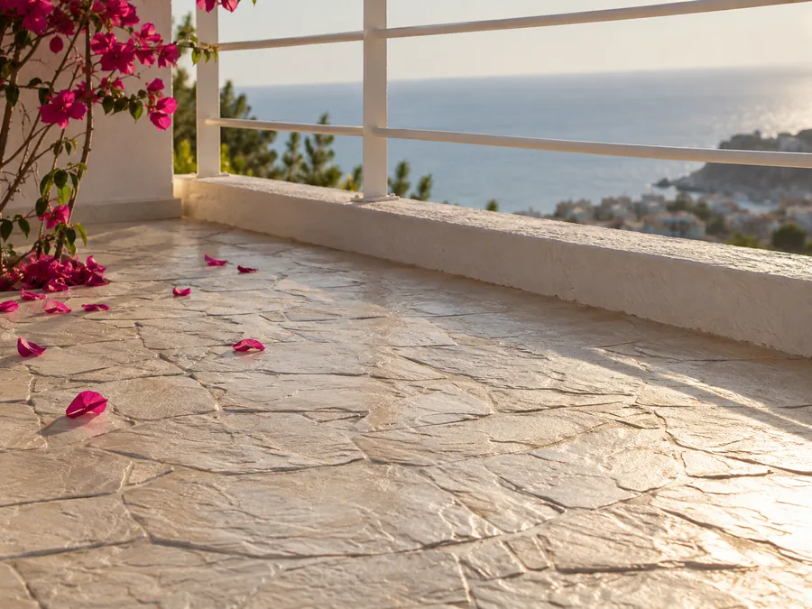Terraza con suelo de hormigón impreso imitación piedra en Almuñécar
