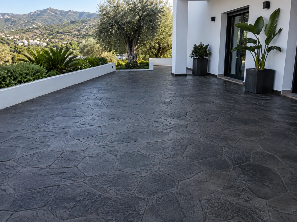 Hormigón impreso color gris antracita en terraza moderna en sombra
