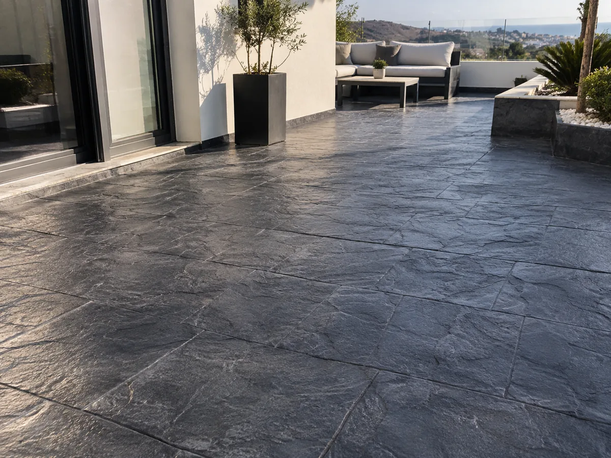 Hormigón impreso molde pizarra color gris antracita en terraza moderna