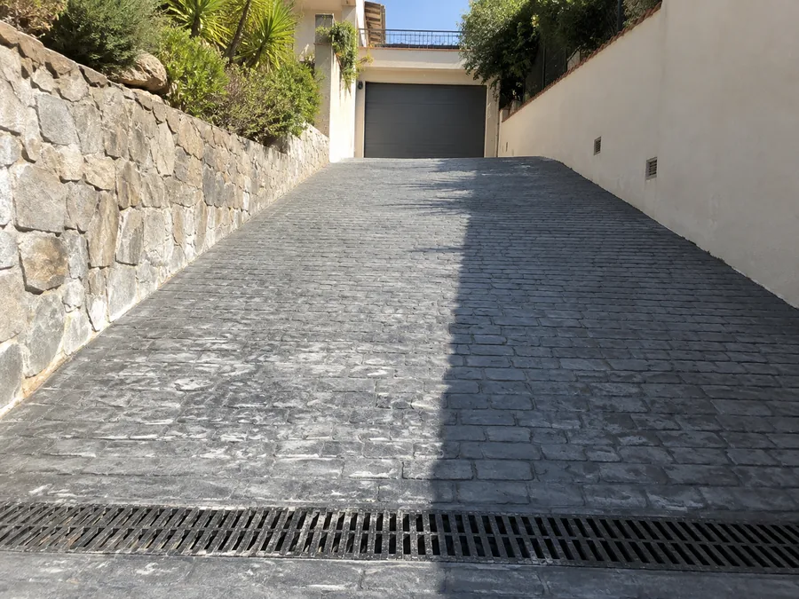 Entrada de garaje de hormigón impreso con relieve antideslizante en Rincón de la Victoria
