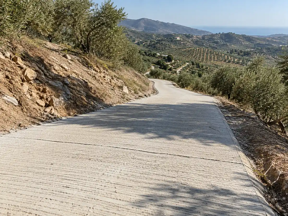 Carril rural hormigonado con acabado rayado antideslizante en pendiente