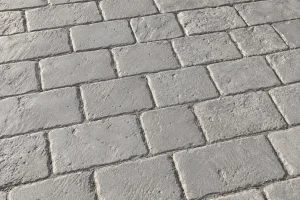Hormigón impreso con molde Adoquín Rústico en color Barro