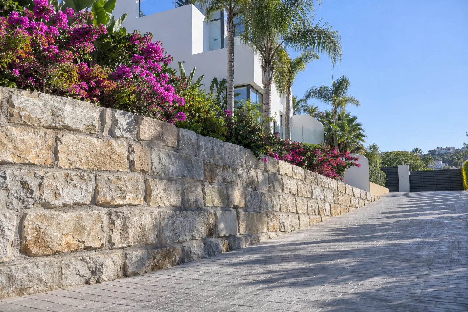 Muro de escollera hormigonada junto al acceso a una vivienda