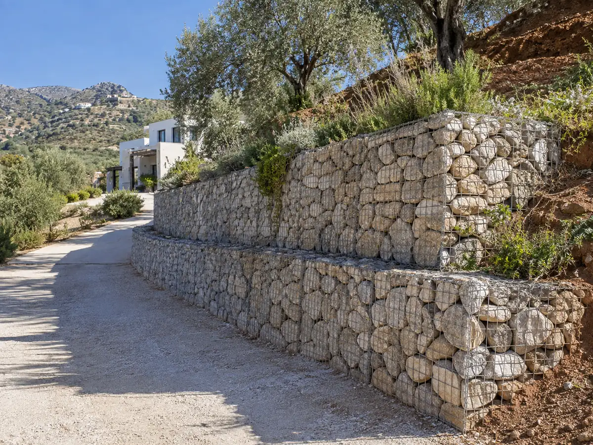 Muro de gaviones sujetando un talud en un jardín