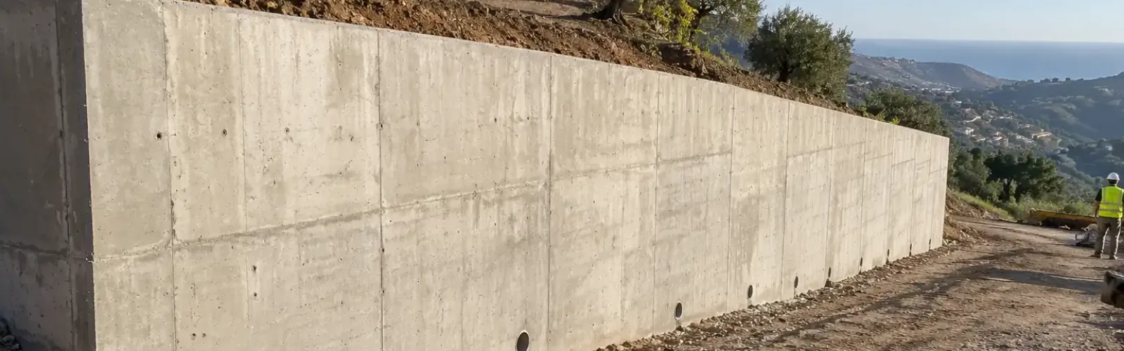 Muros de hormigón armado: muro de contención sujetando un talud en una parcela de la Axarquía