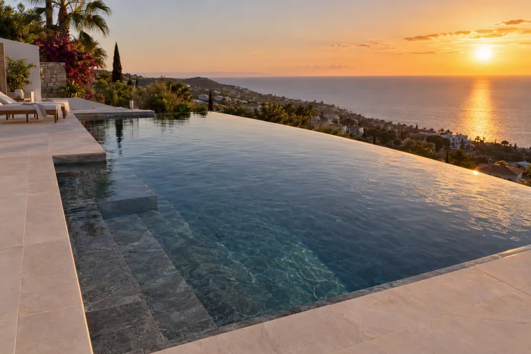 Infinity con vistas al mar: piscina de obra de 10 × 4 m con porcelánico gris oscuro · Ref. MP14