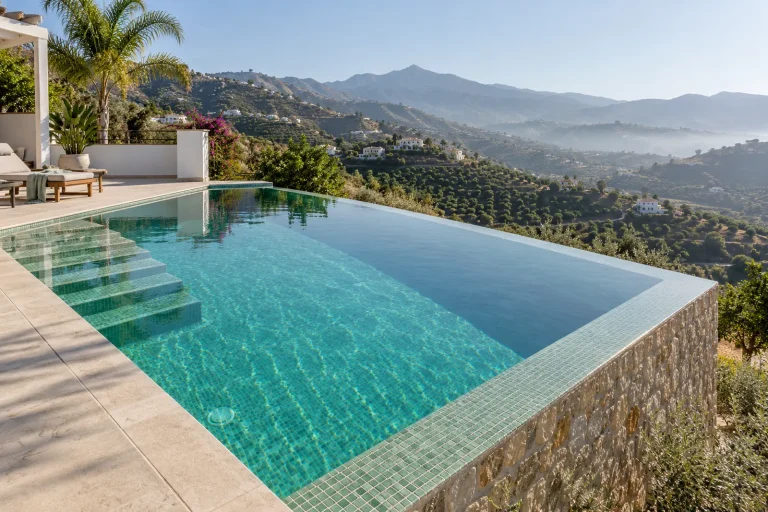 Desbordante mirando a la montaña: piscina de obra de 8 × 3,5 m con gresite verde agua · Ref. MP15
