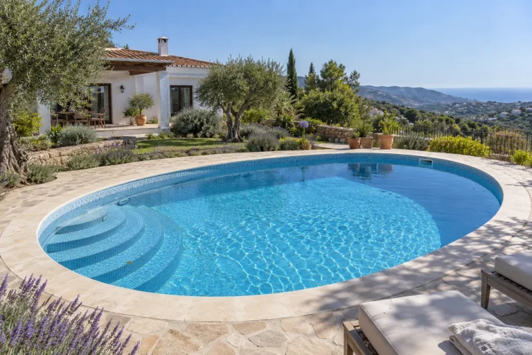 Ovalada: piscina de obra de 8 × 4 m con gresite azul claro · Ref. MP19