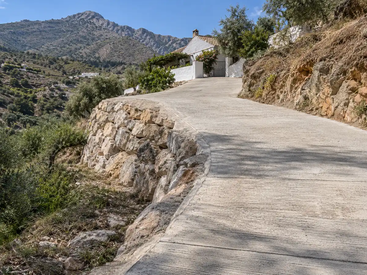 Rampa de hormigón y escollera en el acceso a una casa de campo de Frigiliana