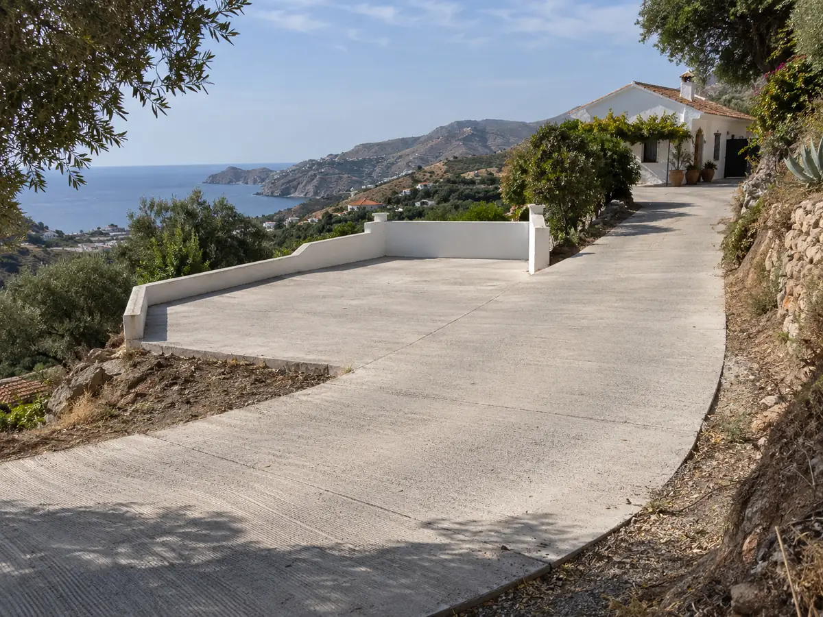 Rampa y aparcamiento de hormigón en una casa de vacaciones de Maro, Nerja