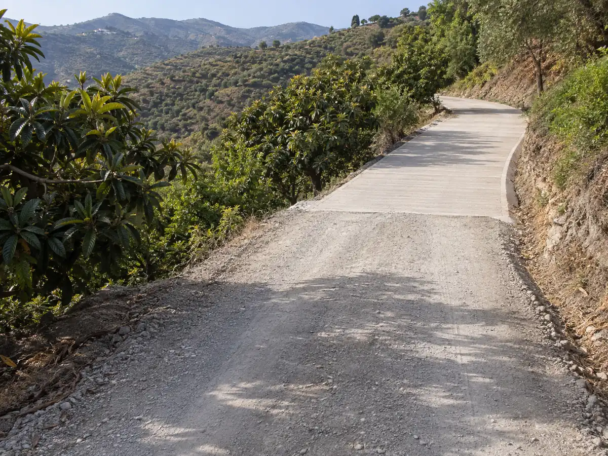 Carril compartido entre fincas en Sayalonga con zahorra y tramo de hormigón