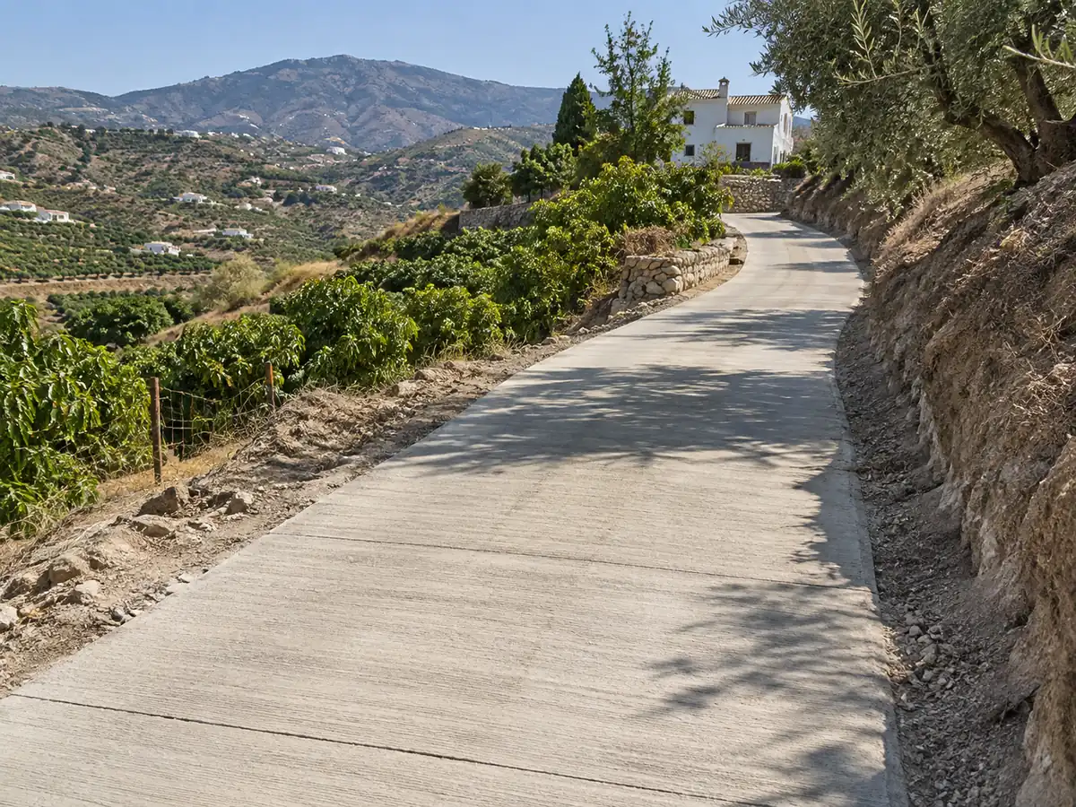 Carril hormigonado en la cuesta de acceso a un cortijo en Triana, Vélez-Málaga