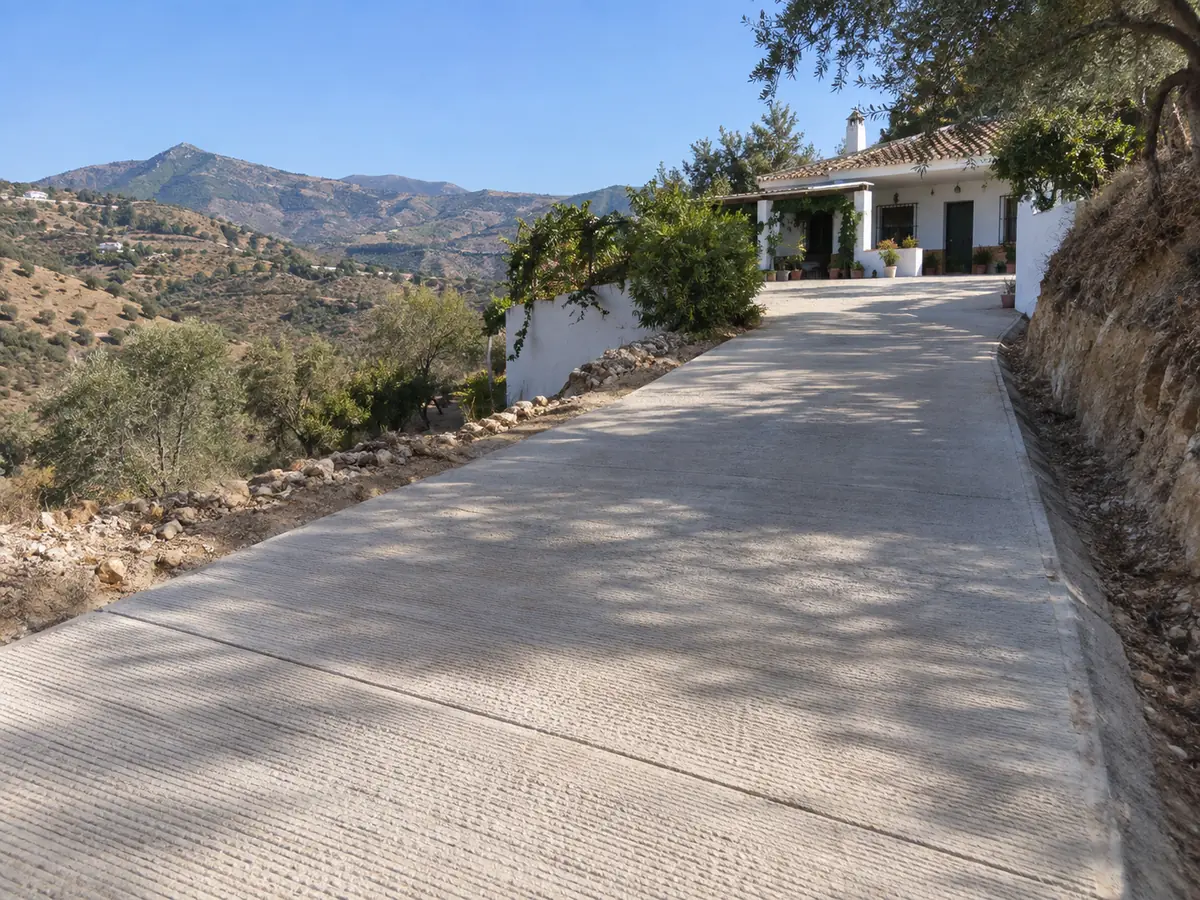 Rampa de acceso hormigonada en una casa de campo de Jarazmín, Málaga