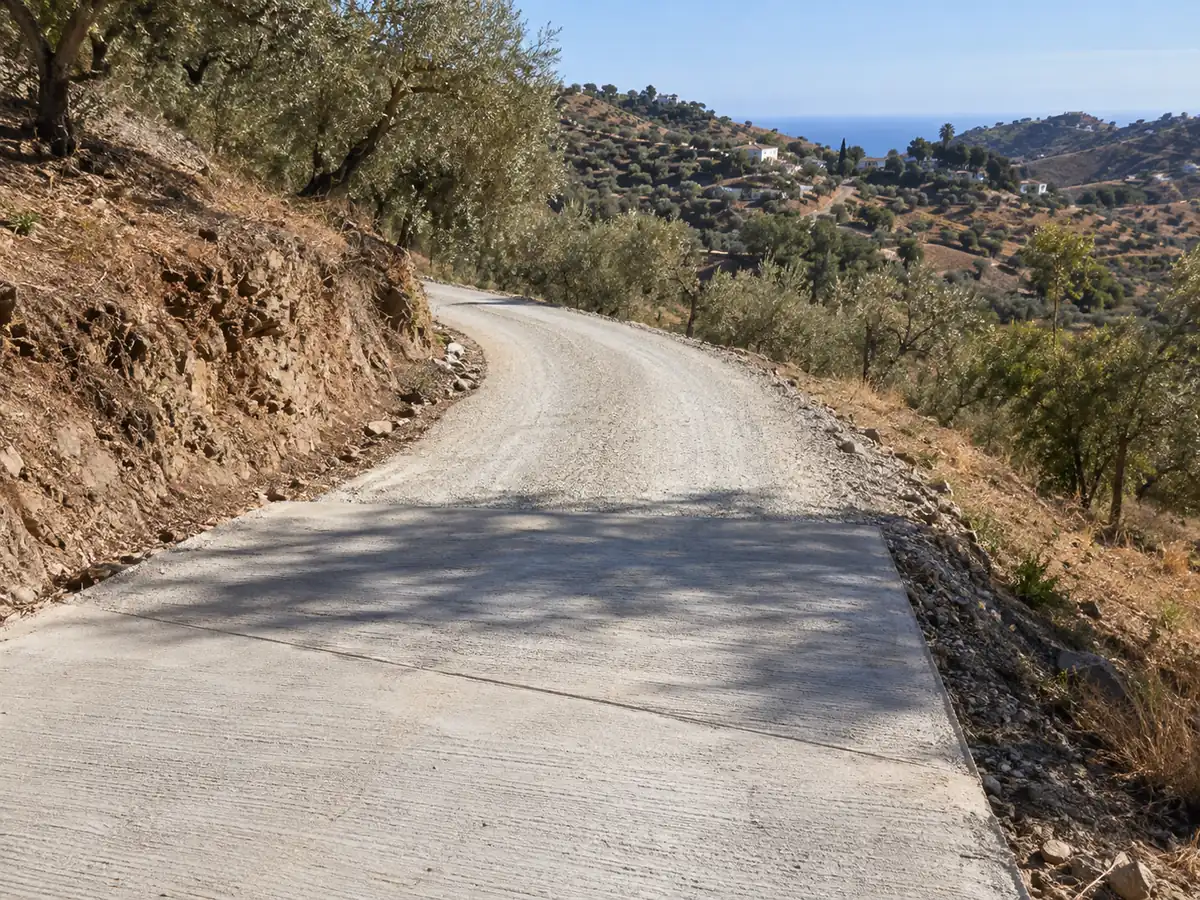 Carril vecinal arreglado con zahorra y hormigón en Benagalbón