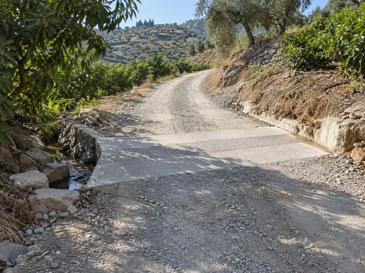 Paso de agua con badén de hormigón en un carril de Algarrobo