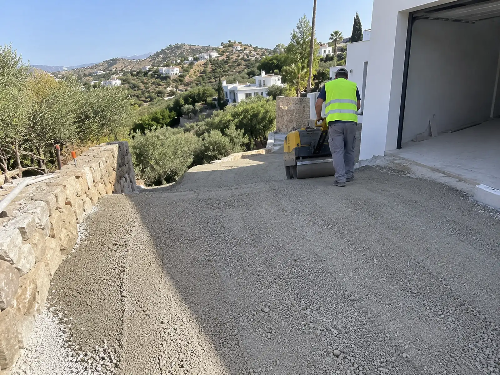 Rampas de hormigón y entradas de coches 7 Base de zahorra compactada con rodillo para una rampa