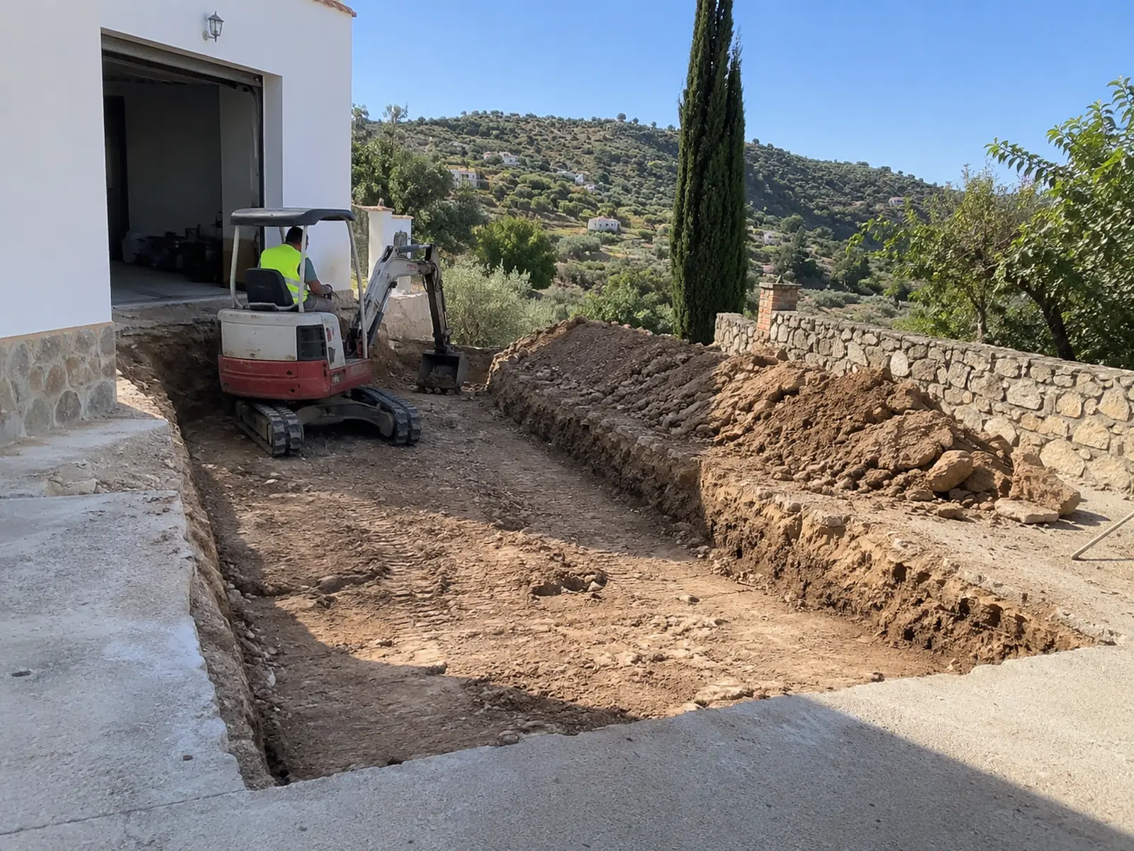 Rampas de hormigón y entradas de coches 6 Miniexcavadora preparando la caja de una rampa de hormigón