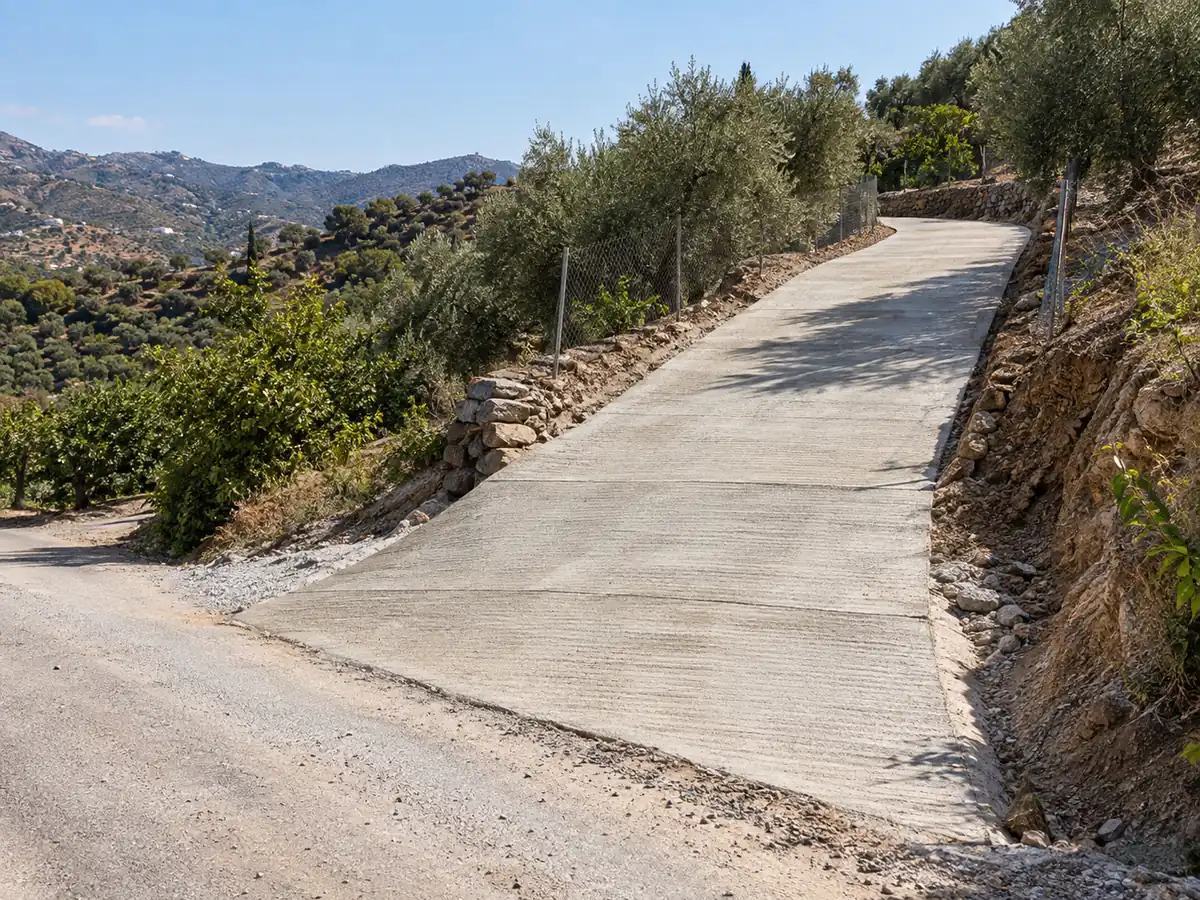 Rampa de hormigón en el acceso a una finca de Algarrobo