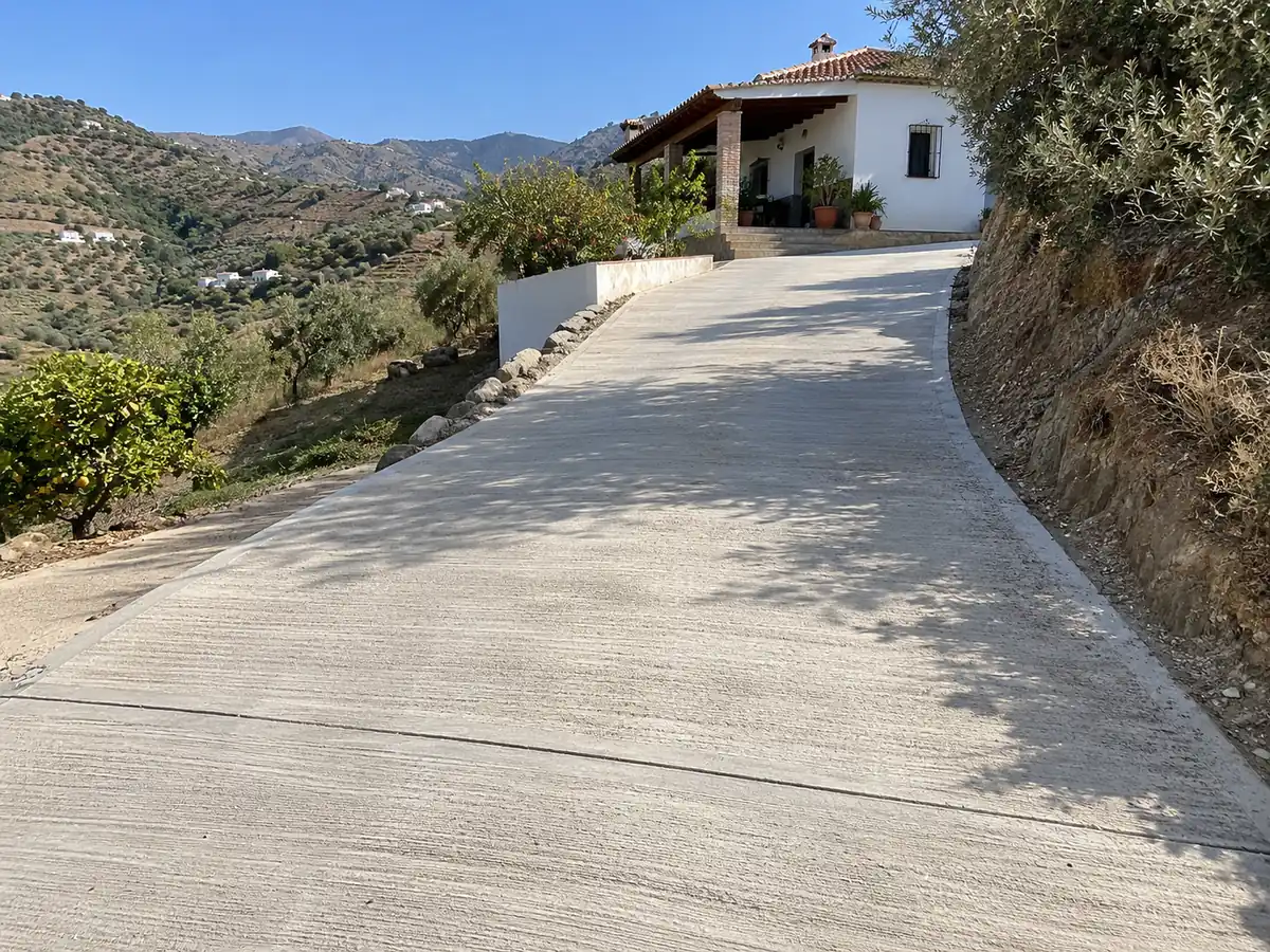 Rampa de hormigón en el acceso a una casa en las lomas de Benamocarra