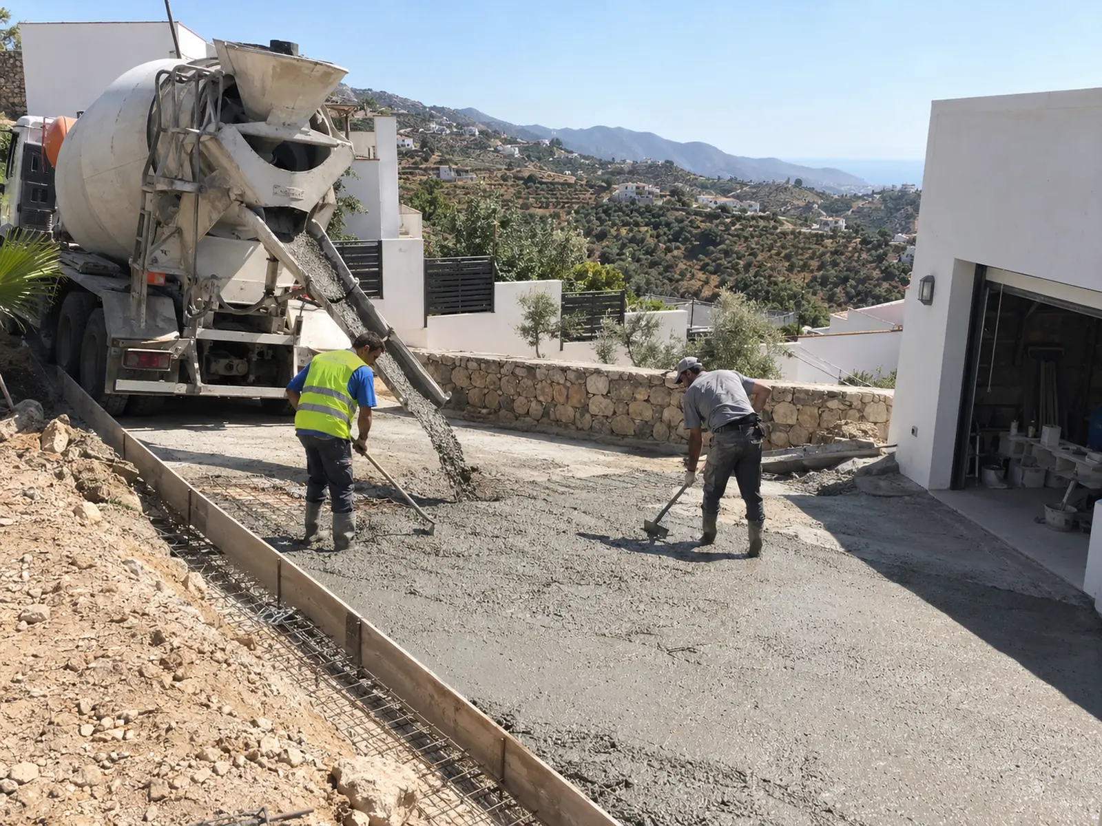 Rampas de hormigón y entradas de coches 9 Camión hormigonera vertiendo hormigón en una rampa de garaje
