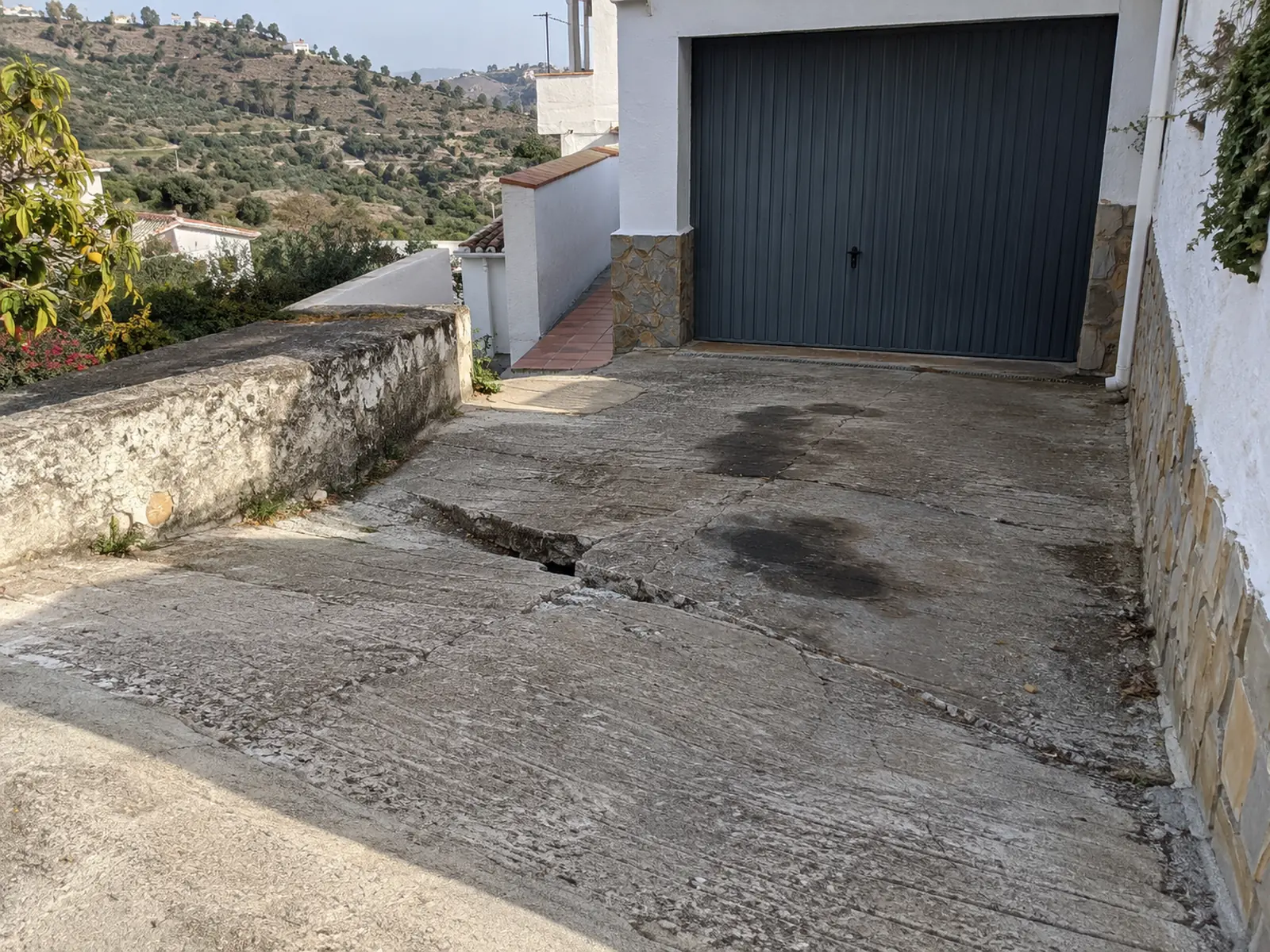Rampas de hormigón y entradas de coches 23 Rampa de garaje vieja con grietas antes de repararla